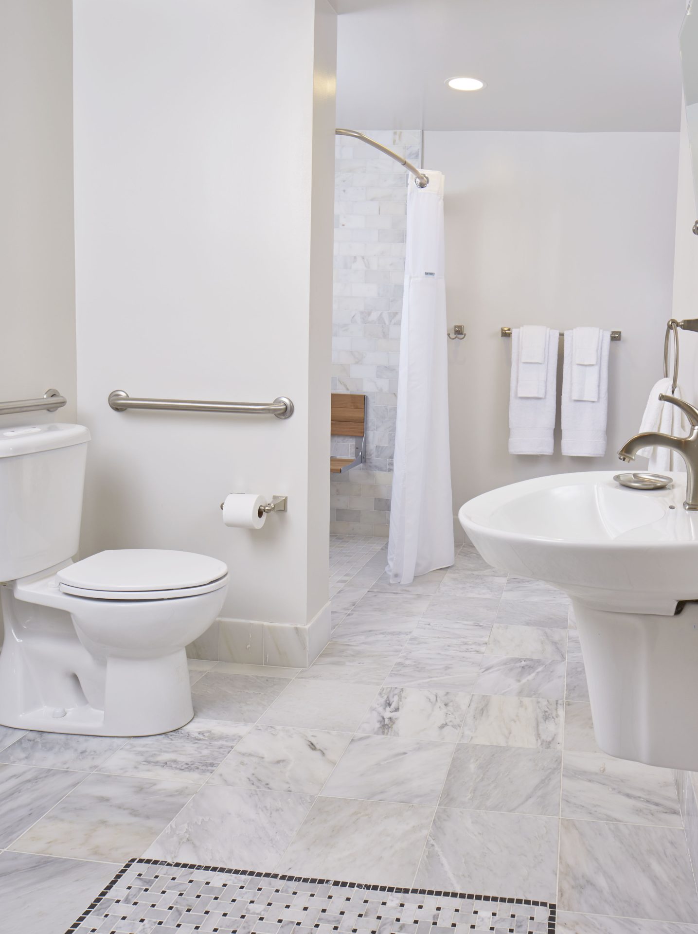 GeorgianTerrace_Bathroom_Shower_accessible (1)